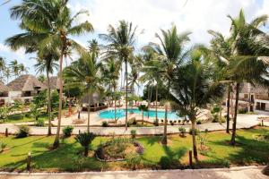 乌罗阿Paradise Beach Resort & Spa的棕榈树度假村泳池的空中景致