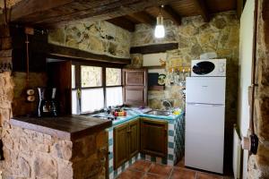 CampiellosLa Xamoca Apartamentos Rurales的厨房配有白色冰箱和水槽