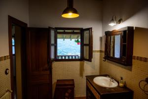 CampiellosLa Xamoca Apartamentos Rurales的一间带水槽和窗户的浴室