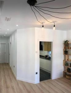 萨拉戈萨Apartamento Vive Zaragoza II的一间带白色墙壁的客厅和厨房