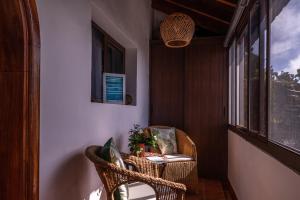 IsoraCasa Elba的一个带椅子的小门廊和窗户