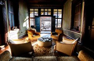 普罗夫迪夫老普罗夫迪夫旅馆的客厅配有椅子和桌子,设有窗户