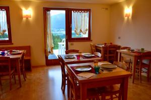 丰多Agritur Fiore的用餐室设有桌椅和窗户。
