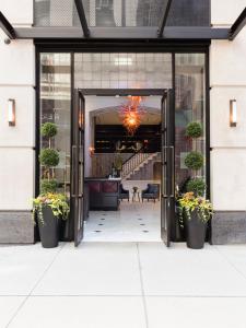 纽约百老汇广场酒店的通往种植盆栽植物的建筑物的敞开的门