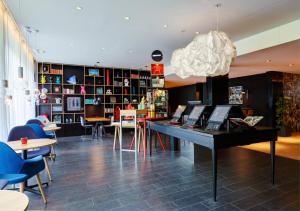 阿姆斯特丹南阿姆斯特丹M公民酒店的一间设有桌椅的房间和一个图书馆