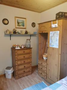 韦斯特波特Catherine's Lair A Quiet peaceful Homestay的一间卧室配有木制橱柜和梳妆台