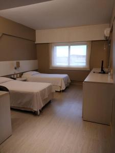 佩洛塔斯塔酒店的酒店客房设有两张床和窗户。