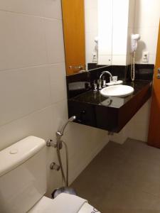 佩洛塔斯塔酒店的一间带水槽、卫生间和镜子的浴室