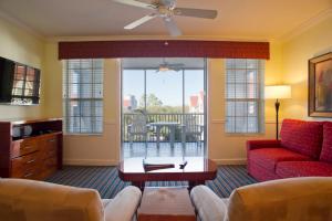 奥兰多Hilton Vacation Club Grand Beach Orlando的带沙发和红色椅子的客厅