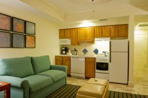 奥兰多Hilton Vacation Club Grand Beach Orlando的带沙发的客厅和厨房