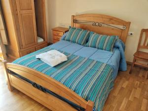 CuntisPension a Fontiña的一间卧室配有一张大床和木制床头板