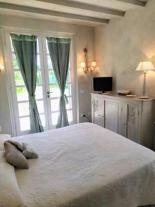 彼得拉桑塔丽莫纳伊亚住宿加早餐旅馆的卧室设有一张白色大床和一扇窗户。