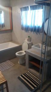 LephalaleAbuelita Guesthouse - Room 3的浴室配有卫生间、浴缸和水槽。