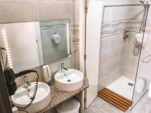 波尔图波尔图中心城市花园旅舍的一间带水槽和淋浴的浴室