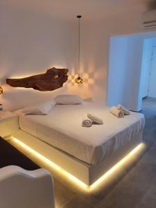 米克诺斯城Eternal Suites的一间卧室配有一张大床,光线充足