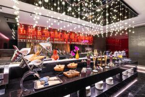 上海上海证大美爵酒店（新国际博览中心免费班车）的餐厅内展示的自助餐点
