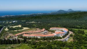 西归浦市Club ES Jeju Resort的山丘上建筑物的空中景观