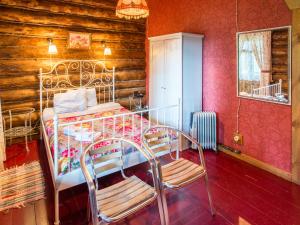 科斯特罗马贝仁德夫卡公园酒店的一间卧室配有带两把椅子的金属床