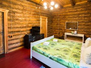 科斯特罗马贝仁德夫卡公园酒店的小木屋内一间卧室,配有一张床