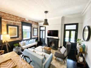 阿德莱德Hollidge House 5 Star Luxury Apartments的带沙发和壁炉的客厅