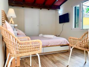 普拉托Loft Florentia的一间卧室配有两把藤椅和一张床