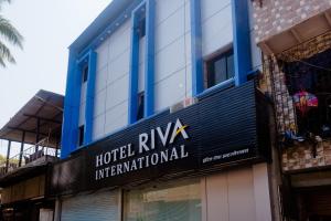 孟买Hotel Riva International Goregaon- Near NESCO的建筑一侧的酒店国际标志