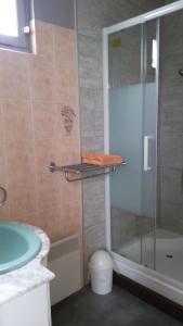 DongesLe Nid D'Hirondelles的带淋浴和盥洗盆的浴室