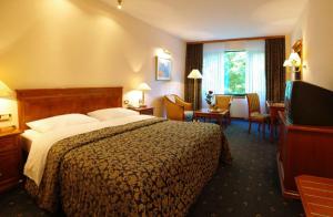 萨格勒布AS酒店的酒店客房,配有床和电视