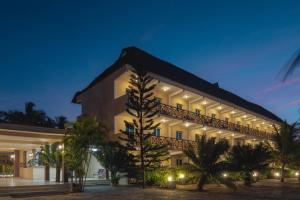 达累斯萨拉姆South Beach Resort的一座在晚上有灯的大建筑