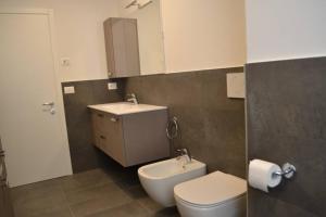 马累Appartamento Casa Alpi的一间带卫生间和水槽的浴室