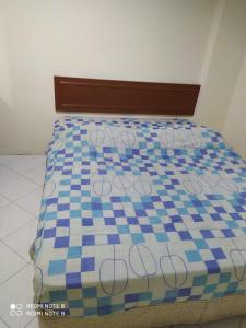 邦咯Pangkor fun fun fun apartment的一张带蓝色和白色床垫的床