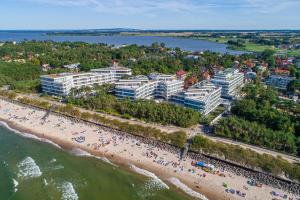 梅尔诺Dune Resort Mielno - A的享有海滩和建筑的空中景致