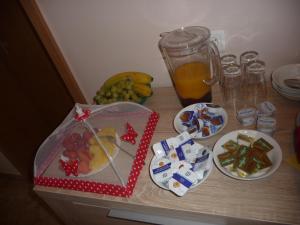 Lugau安德里亚旅馆的桌子上放着食物和饮料,水果