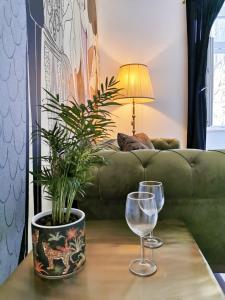 普拉Litore的一张桌子,上面放着两杯眼镜和盆栽植物