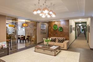 下诺夫哥罗德外交官商务酒店的客厅配有沙发和桌子