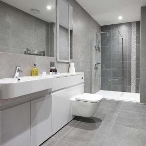 米尔顿凯恩斯Luxustay Milburn House的浴室配有卫生间、盥洗盆和淋浴。