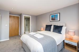 利物浦Host & Stay - Shaw's Place的卧室配有带蓝色枕头的大型白色床