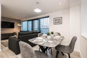 利物浦Host & Stay - Shaw's Place的客厅配有桌子和沙发