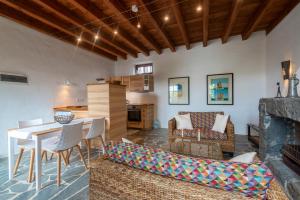 蒂纳霍Villa El Inti的厨房以及带桌子和沙发的客厅。
