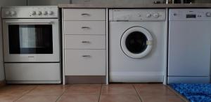 卡利塞亚-豪客迪克斯Joanna's Seaside Villa的厨房配有洗衣机和洗衣机。