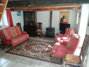 Beauchêne小庄园民宿的客厅配有两把椅子和壁炉