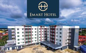 米里Emart Hotel (Riam)的和皇室酒店一起绘制公寓大楼的 ⁇ 染