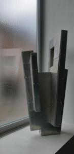 鲁汶英德拉高级健康设施住宿加早餐旅馆的窗户前的玻璃窗户破损