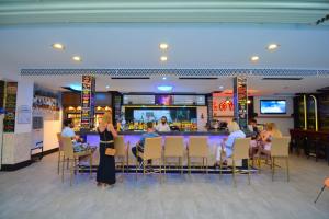 博德鲁姆伊斯坦科酒店的一群人坐在餐厅酒吧里