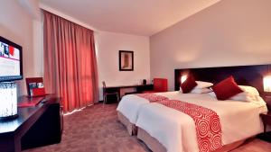 拉巴特拉巴特舍赫拉查德美居酒店的配有一张床和一台平面电视的酒店客房