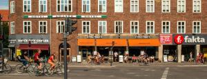 哥本哈根阿迈厄岛酒店的一群人在城市街道上骑车
