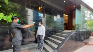 孟买阿米戈酒店的两个戴面具的男子站在一座建筑物前