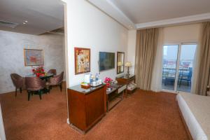 开罗纳格斯托利普酒店的配有一张床、一张桌子和一张桌子的酒店客房