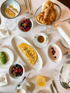 韦尔斯亚德里亚精品酒店的一张桌子,上面有早餐食品和饮料