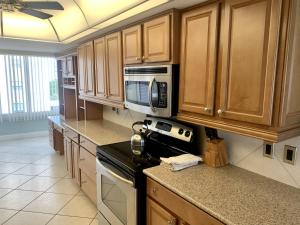 西耶斯塔岛Island House Beach Resort 16N的厨房配有微波炉和炉灶。 顶部烤箱